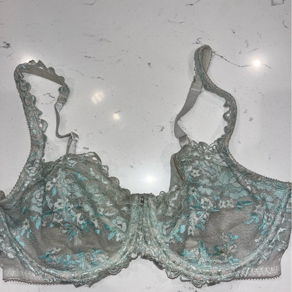 Victoria’s Secret 34 DD unlined demi bra for sale 🩵